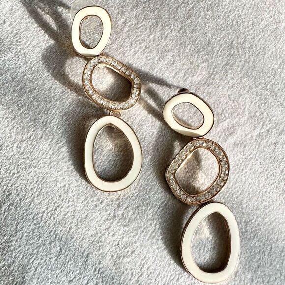 White and gold color mod style earrings - Picture 1 of 2